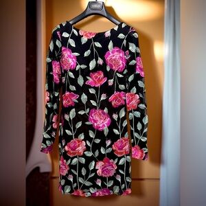 Siena NWT Size 4 Beautiful Black Floral Embroidered Mini Cocktail Dress )0567)